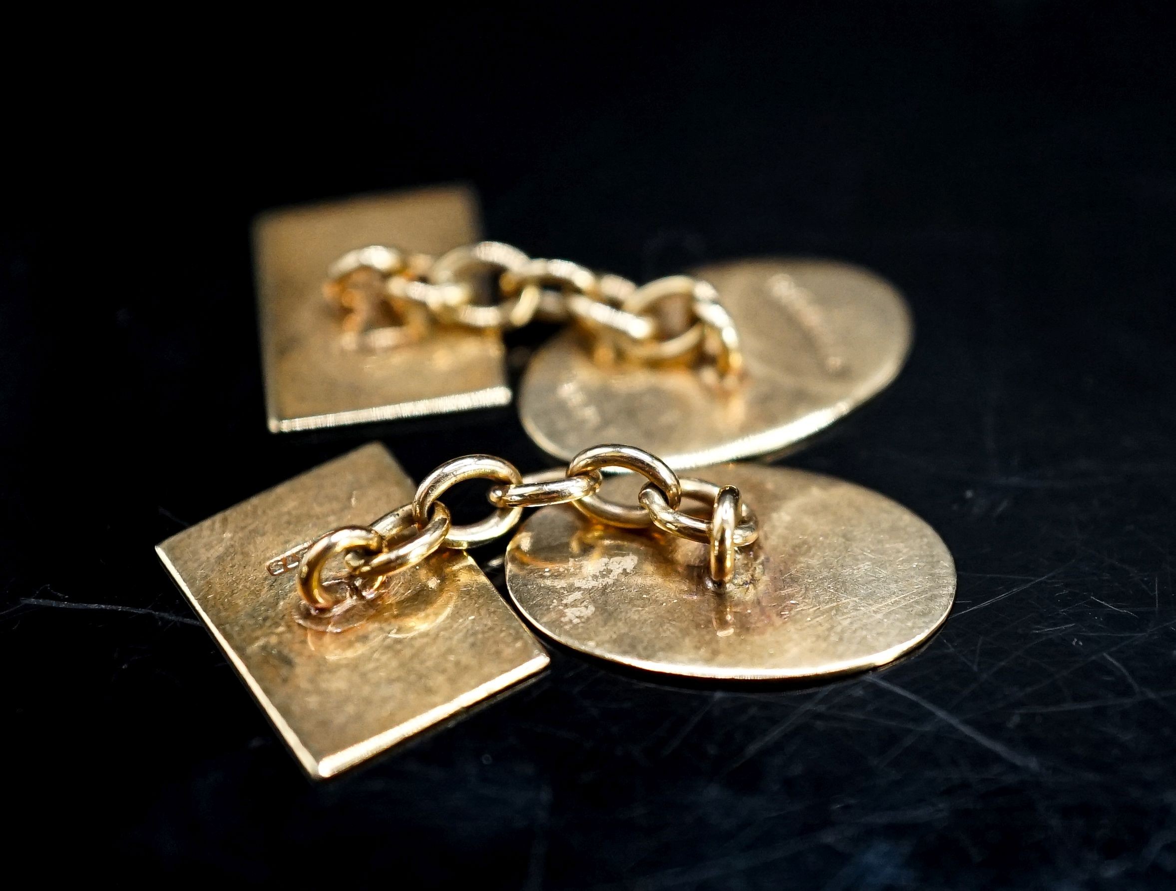 A pair of 9ct gold cufflinks, 4.1 grams.